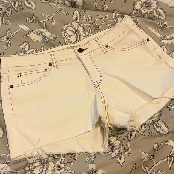Never worn Rich & Skinny white shorts - Picture 1 of 11